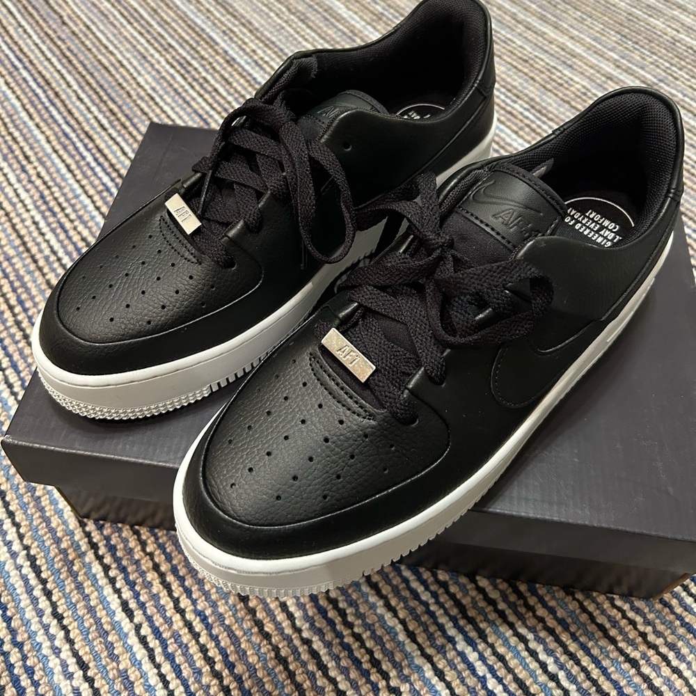 New never worn women’s Nike Air Force 1 Sage Low
